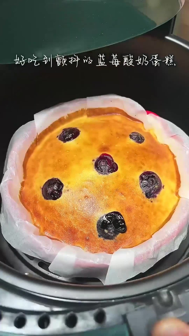 无需打发,做法简单有手会搅拌就行,一次就做成的爆浆蓝莓酸奶蛋糕,酸酸甜甜,q弹棉