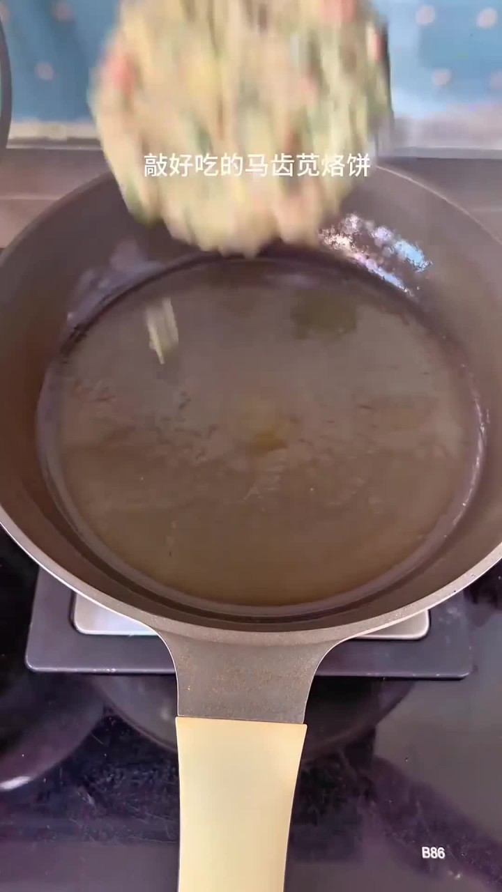 敲好吃的马齿苋烙饼!做法简单还营养丰富,蘸上蒜汁真的巨巨巨好吃!