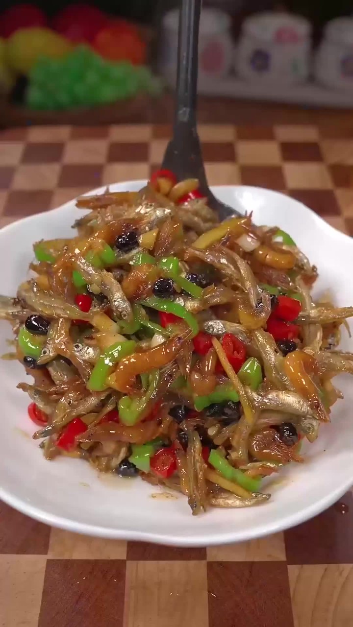 湖南特色小鱼小虾,晒的很干且无沙,随便用点青椒炒都非常下饭,下粥可香了