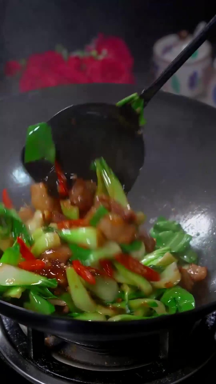 每天都在换着花样做不同的下饭菜,才发现越简单的菜越下饭,这道上海青炒肉也是我家非