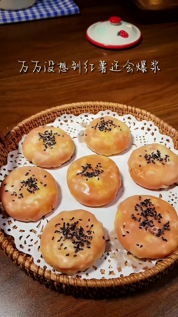 没想到红薯还能爆浆,一张饺子皮做的红薯芝士小饼奶香浓郁,一口爆浆还拉丝,软糯香甜