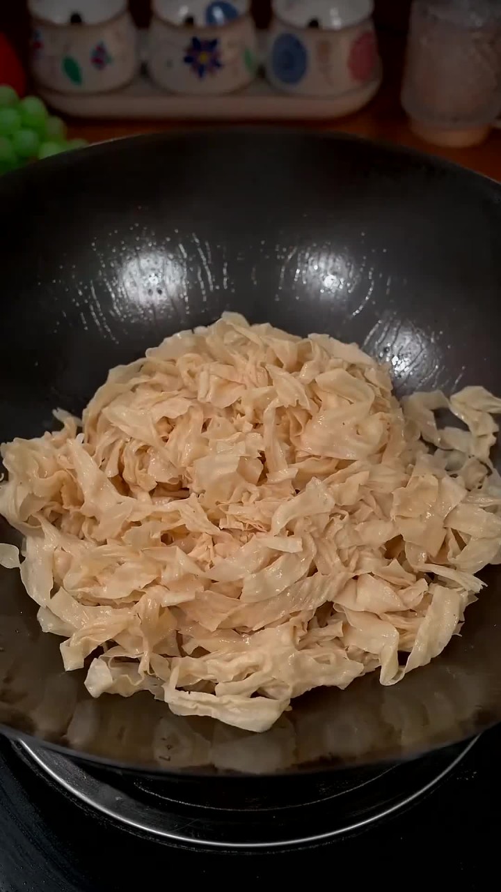 百吃不腻,素炒还是加五花肉炒出来都特别下饭,天气冷烫火锅也特别好吃
