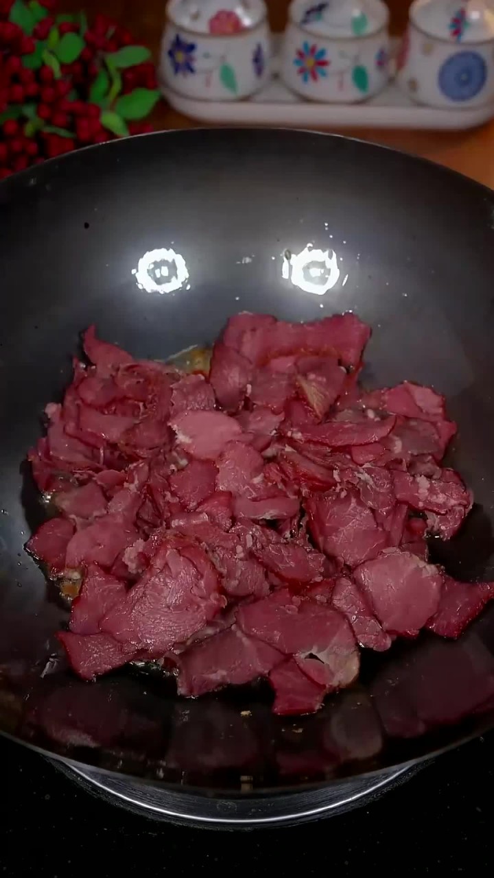 这样炒的大蒜炒腊牛肉真的太下饭了，炒这道菜记得多煮一锅米饭