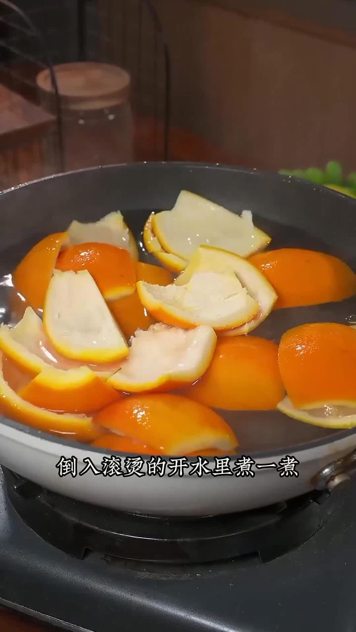 把橙子皮放到锅里煮一煮,就能做出一道大人孩子都爱吃的小零食,酸甜可口,一点也不浪