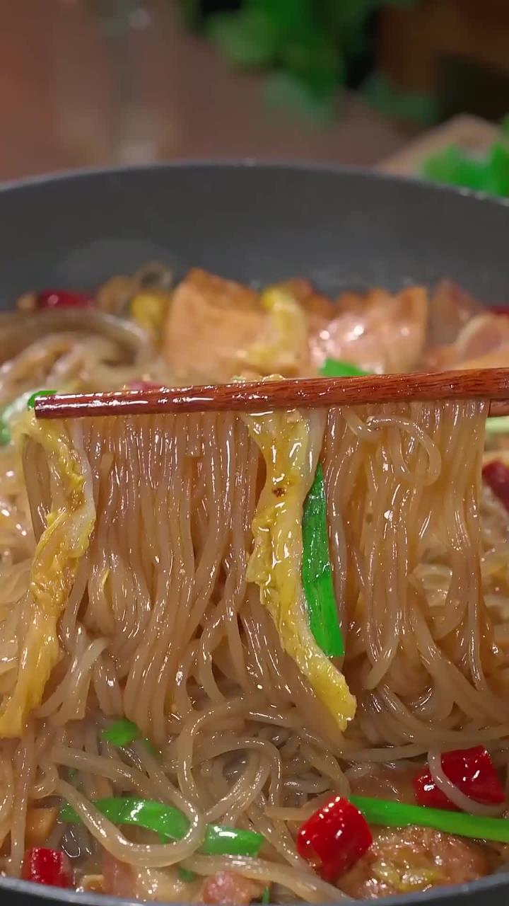 白菜猪肉炖粉条这样做,一周吃八次都不腻,简单好吃又下饭,一定要试试
