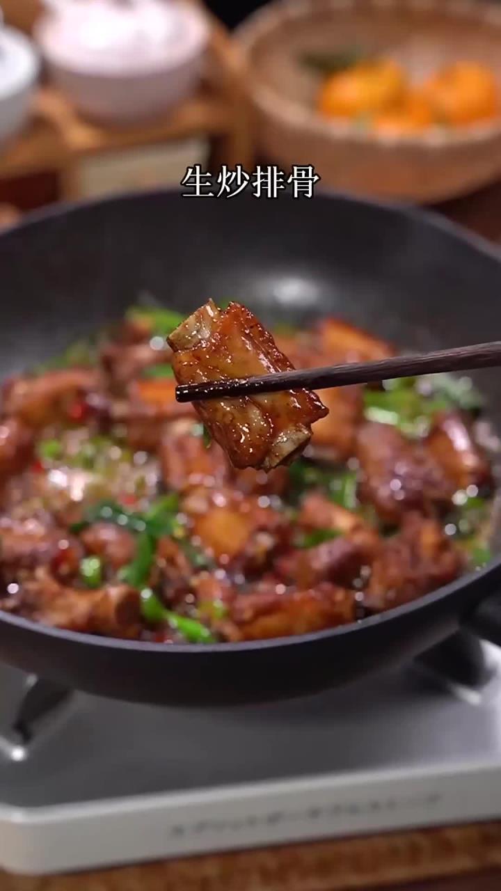排骨这样做，又香又辣，老公吃到舔手指