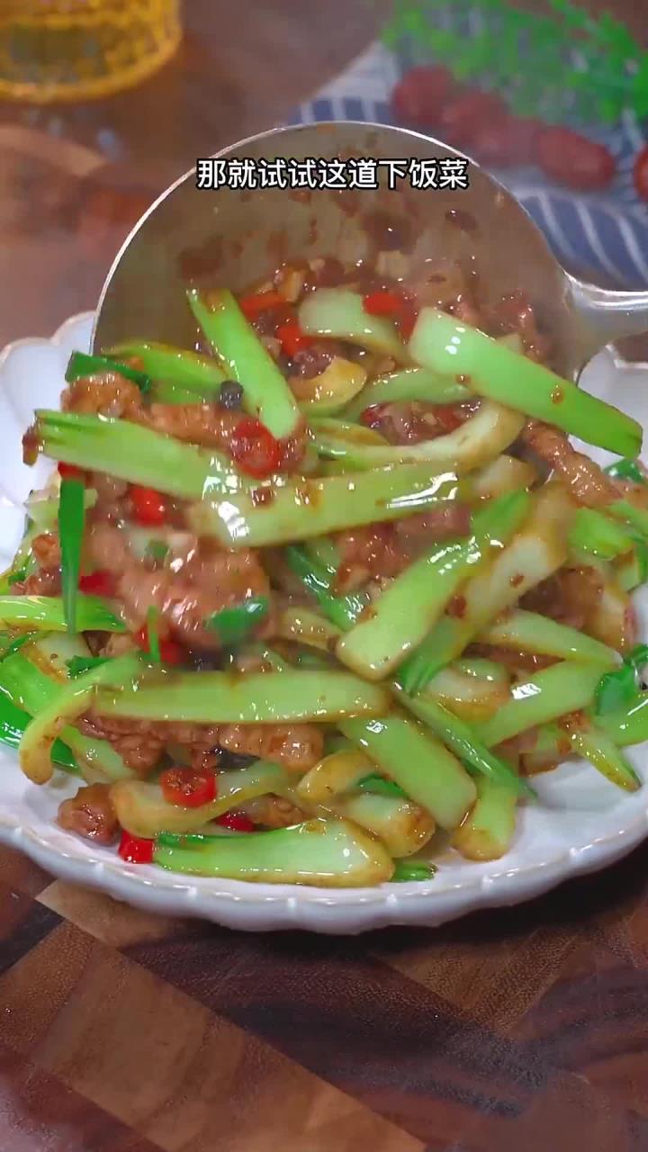 白菜梗炒肉，香辣可口，米饭伴随三碗都不够！