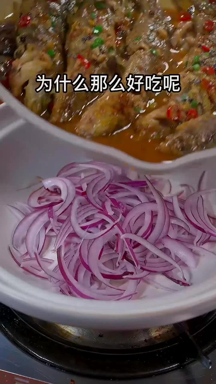 湖南湘菜馆的干锅紫苏黄骨鱼，为什么那么好吃呢？以后在家就能做了～香辣下饭