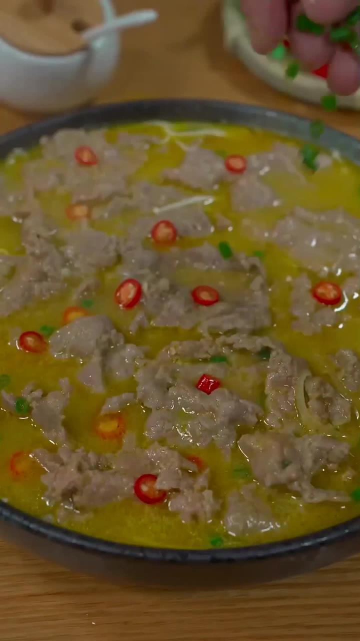 春天了，又到了吃牛肉的季节，下次你就和我这样做一道酸汤肥牛吧，酸辣开胃