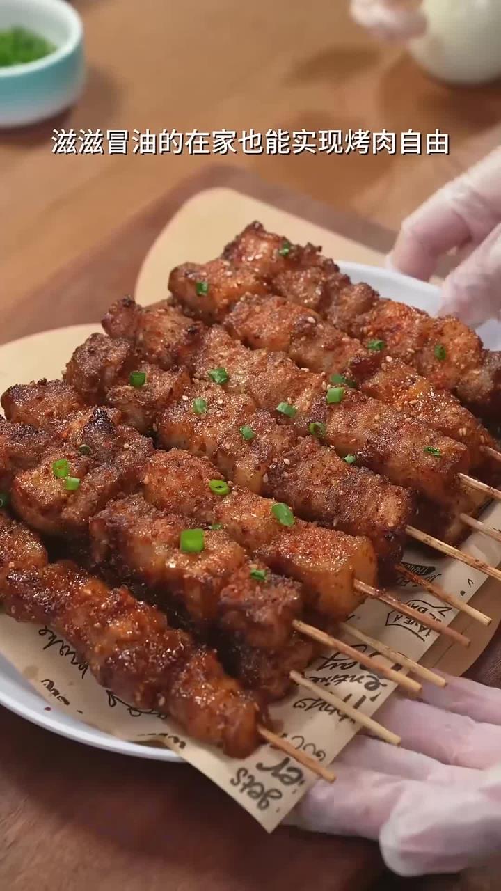 下班回家一定得来一顿烤五花肉串呀,做法简单还好吃