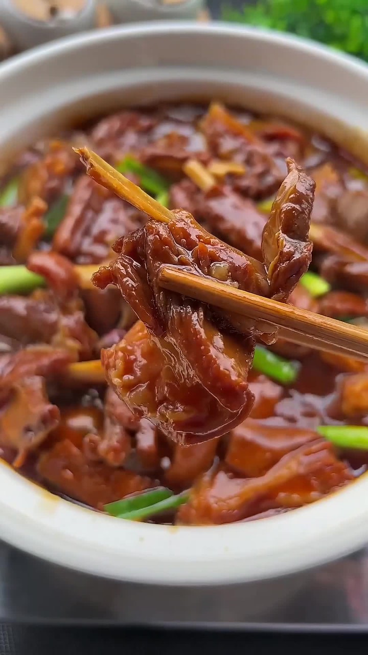 天气凉了，就想吃热乎乎的炖羊肉，软烂入味特别好吃~