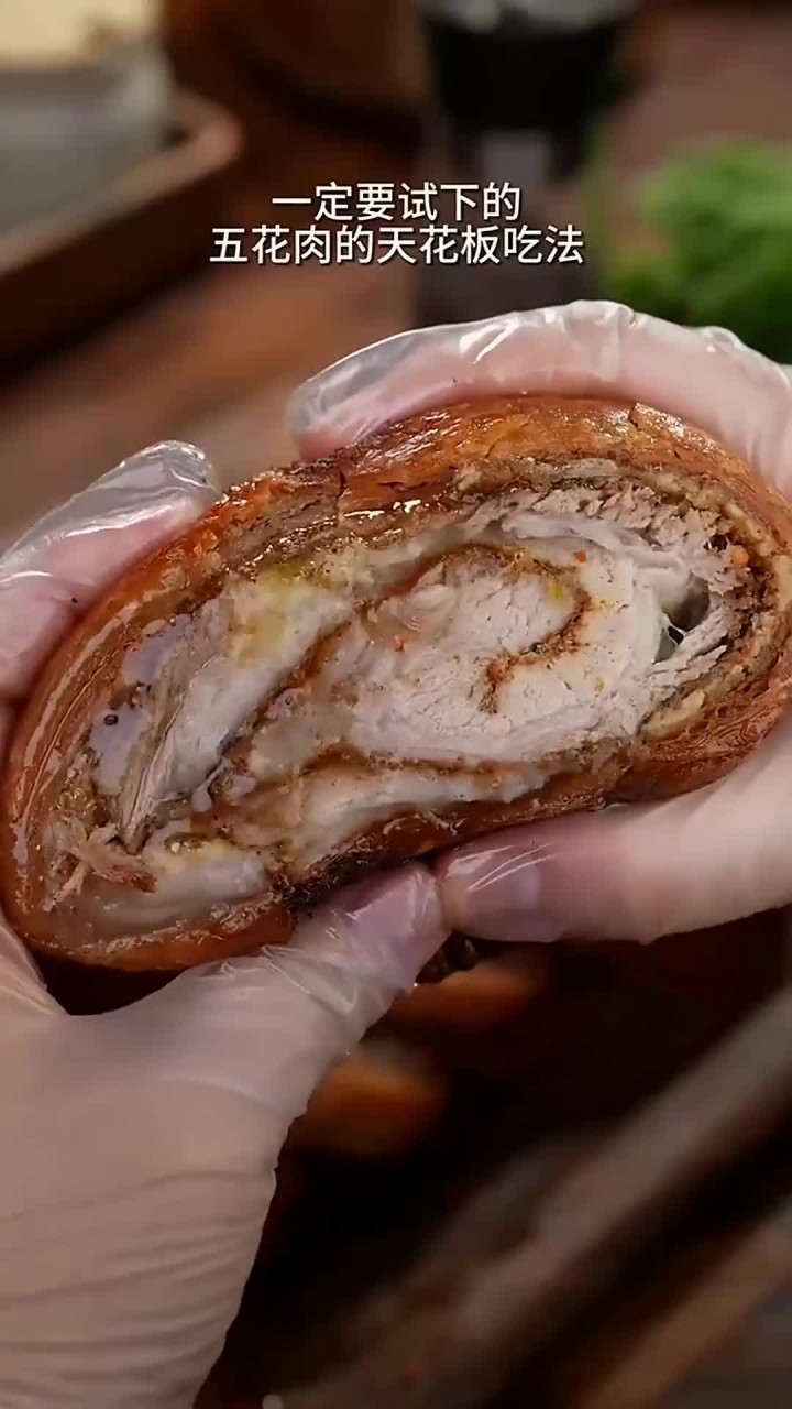 无法让人拒绝的脆皮烤五花肉卷,每一口都鲜嫩多汁喜欢吃肉的一定要学会
