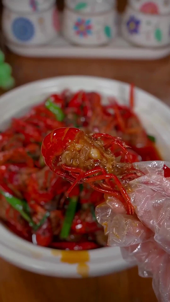 又到了吃龙虾的季节了,有了这个正宗潜江龙虾料,做出饭店大厨的味道,方便又好吃