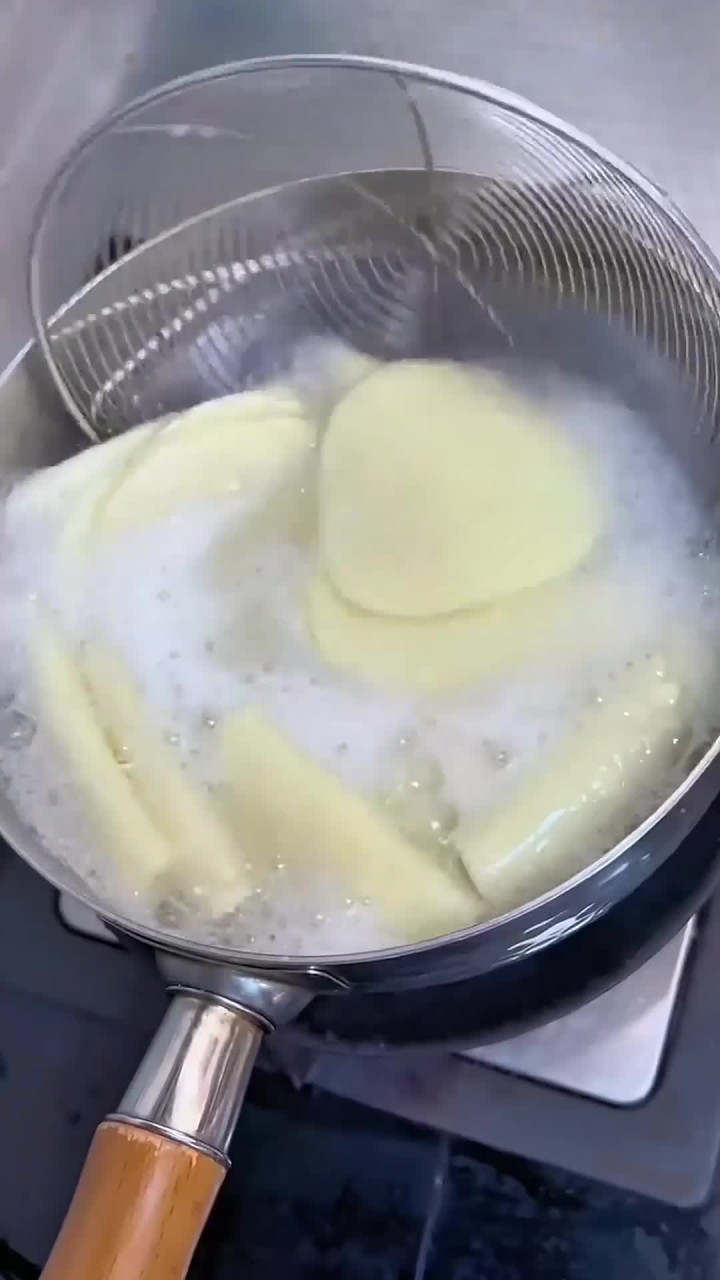 可惜你不是陕西人,又怎会知道酸辣白菜炒饺子皮有多好吃