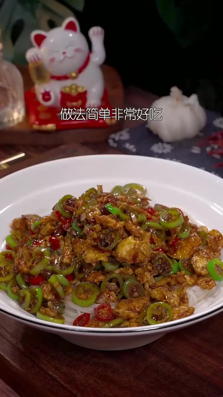 以后要是想吃青椒鸡蛋面,你就像我这样做,做法简单特别好吃