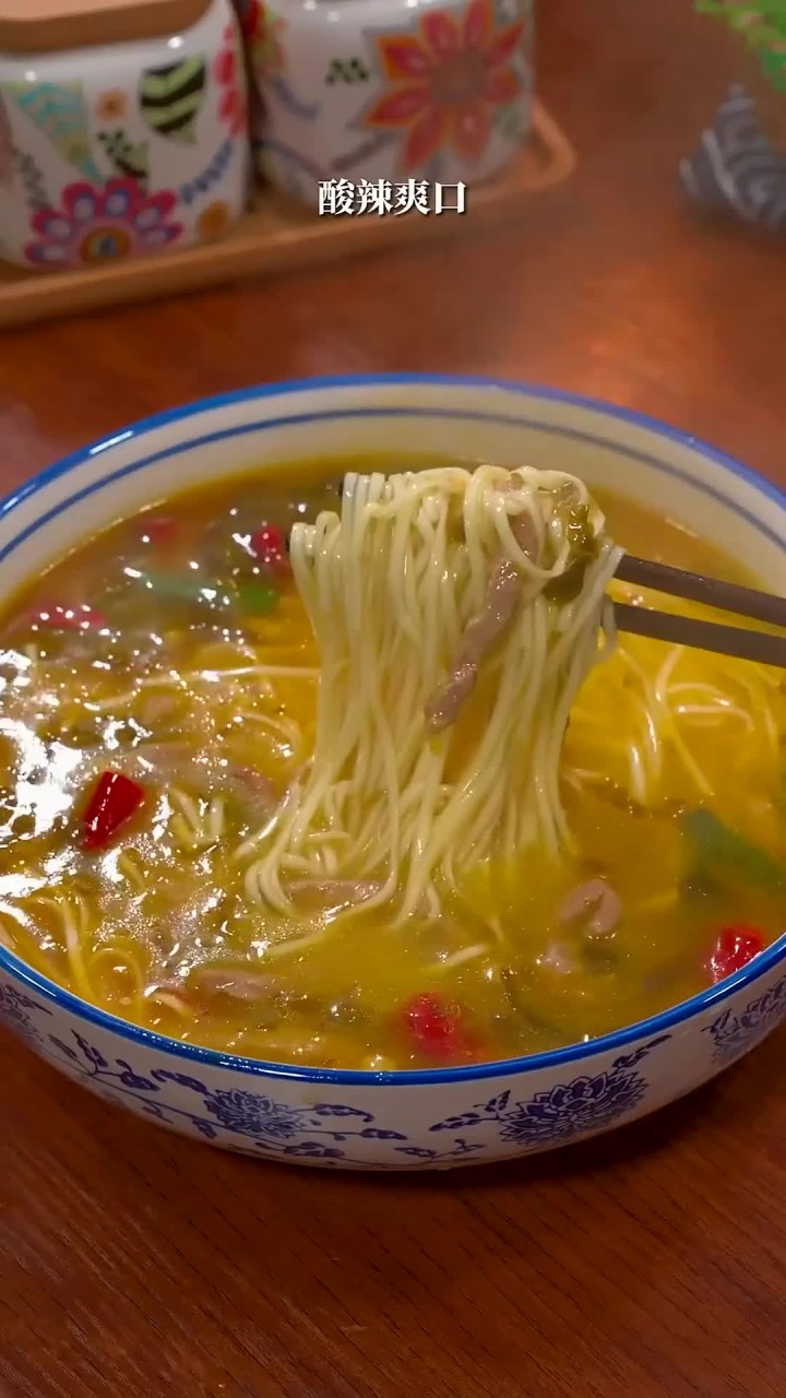 不想吃饭的时候,就来一碗酸菜肉丝面吧,太好吃了