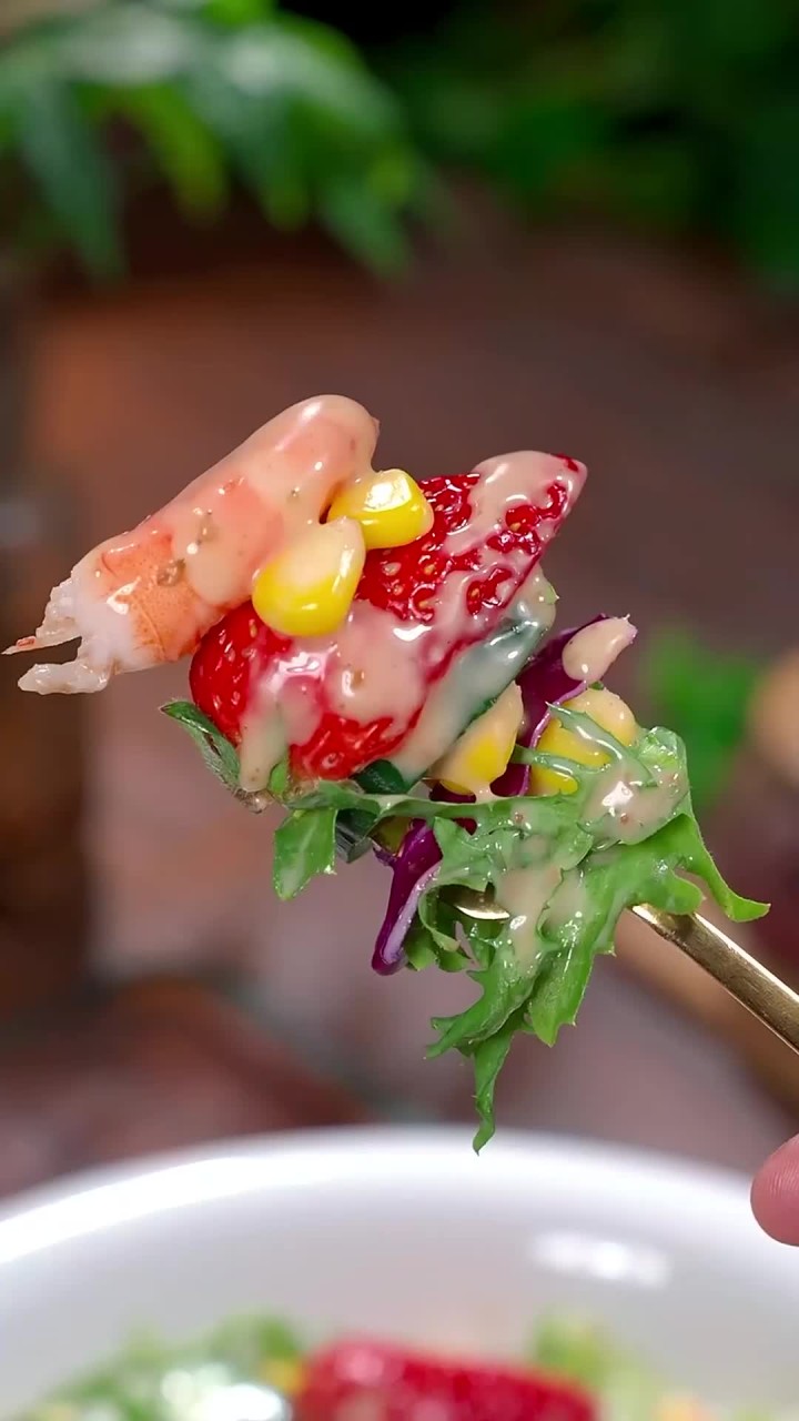为了过两个月老婆能穿上漂亮的裙子,我把她晚餐都换成了蔬菜沙拉,做法简单比西餐厅的