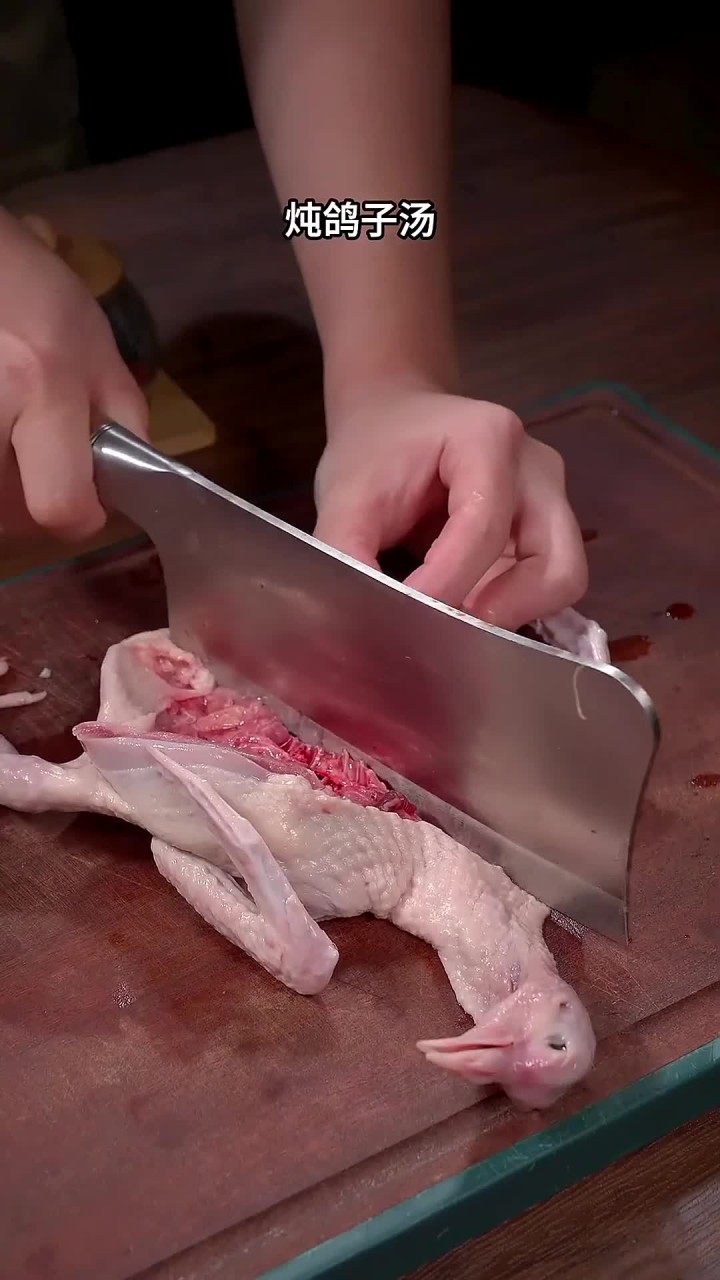 炖鸽子汤切记不要直接下锅炖,教你一个诀窍,汤浓肉香,营养翻倍