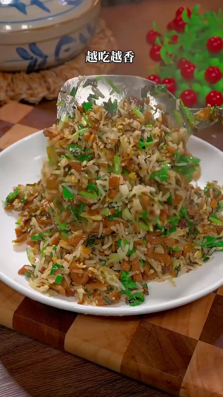 外婆菜香菜蛋炒饭做法，蛋炒饭这样做太好吃了吧