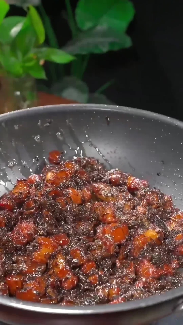 经典的杭帮菜之一梅干菜烧肉，今天分享最家常的做法给大家，口感软糯不腻，梅干菜略带