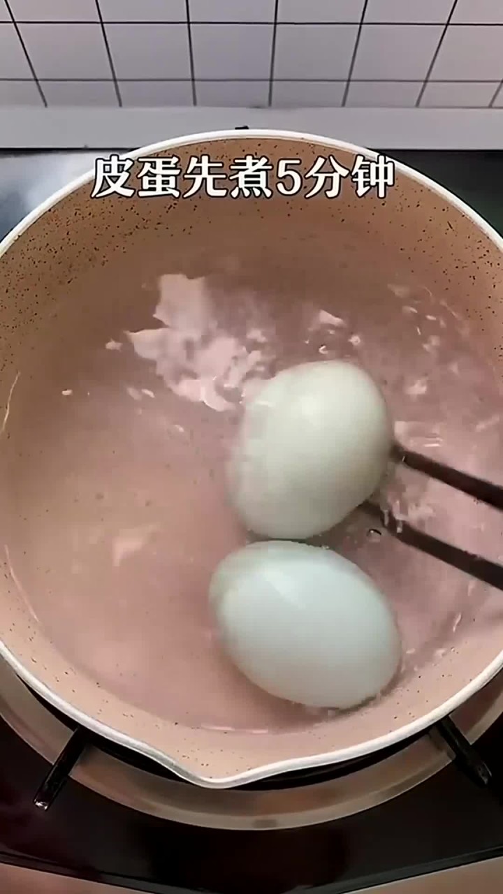 天气寒冷,煮一碗热腾腾的“皮蛋瘦肉粥”,暖心又养胃～快为心