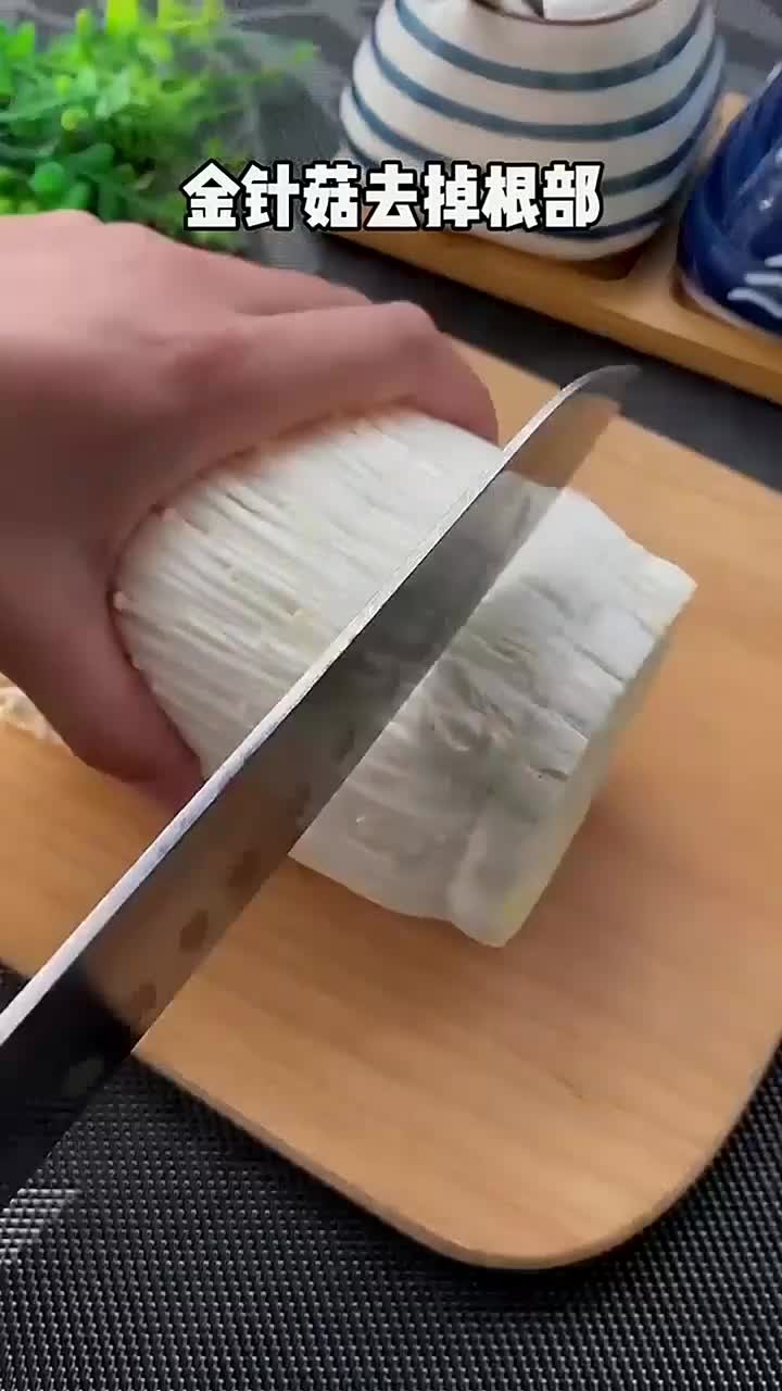 跟着黄磊做的火腿金针菇，零厨艺的一道菜，好吃又下饭～