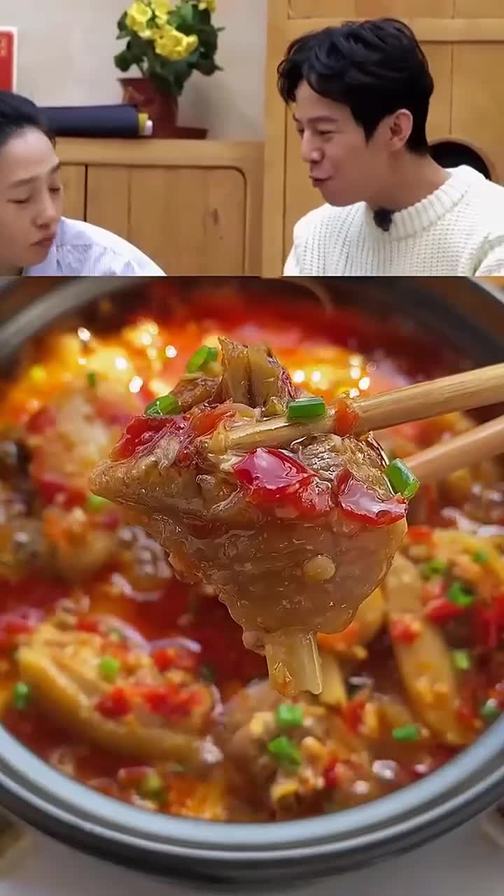 跟着黄磊老师一起炖剁椒鸡块,这样炖鸡鲜香嫩滑,非常好吃~