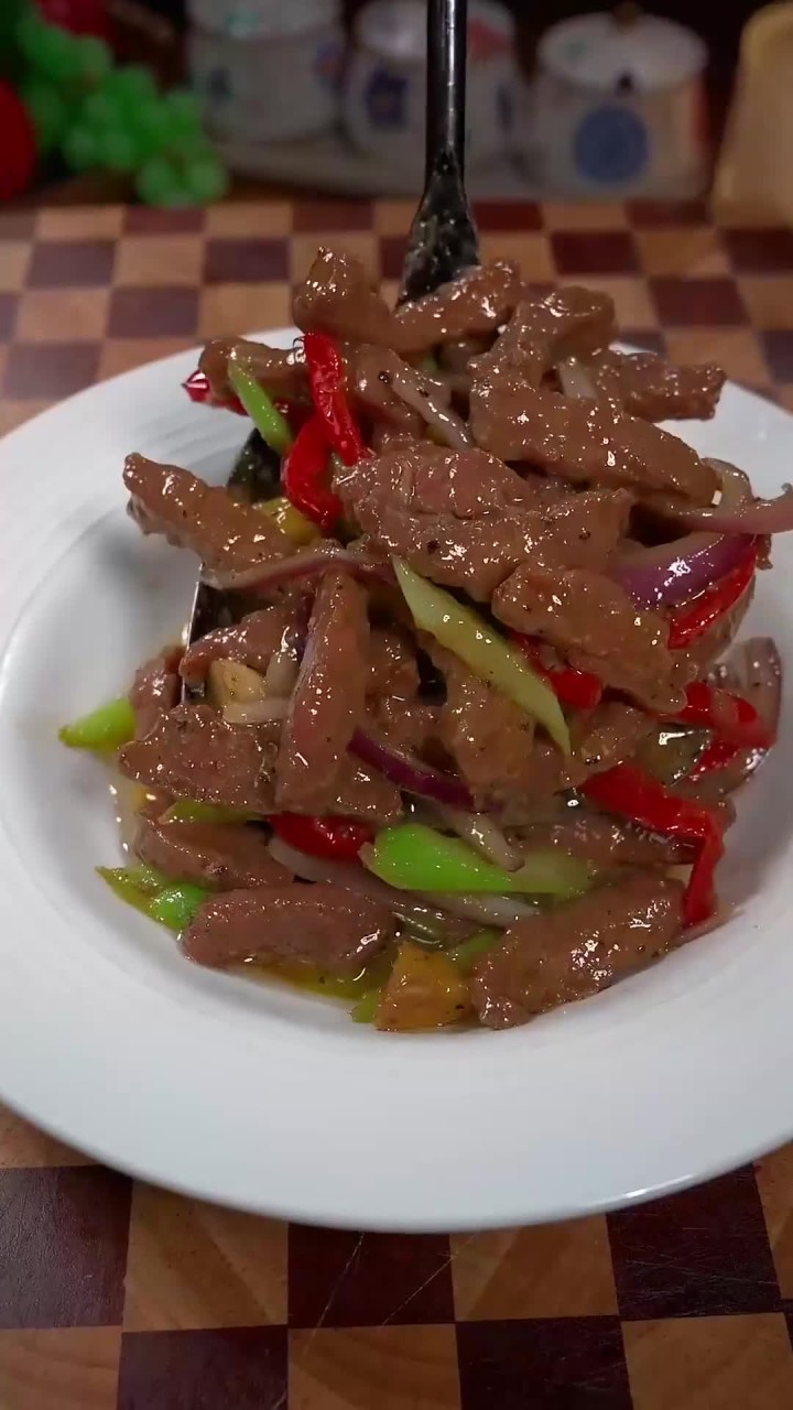 西芹黑椒牛肉家常做法真的太香了,家里大人小孩都爱吃