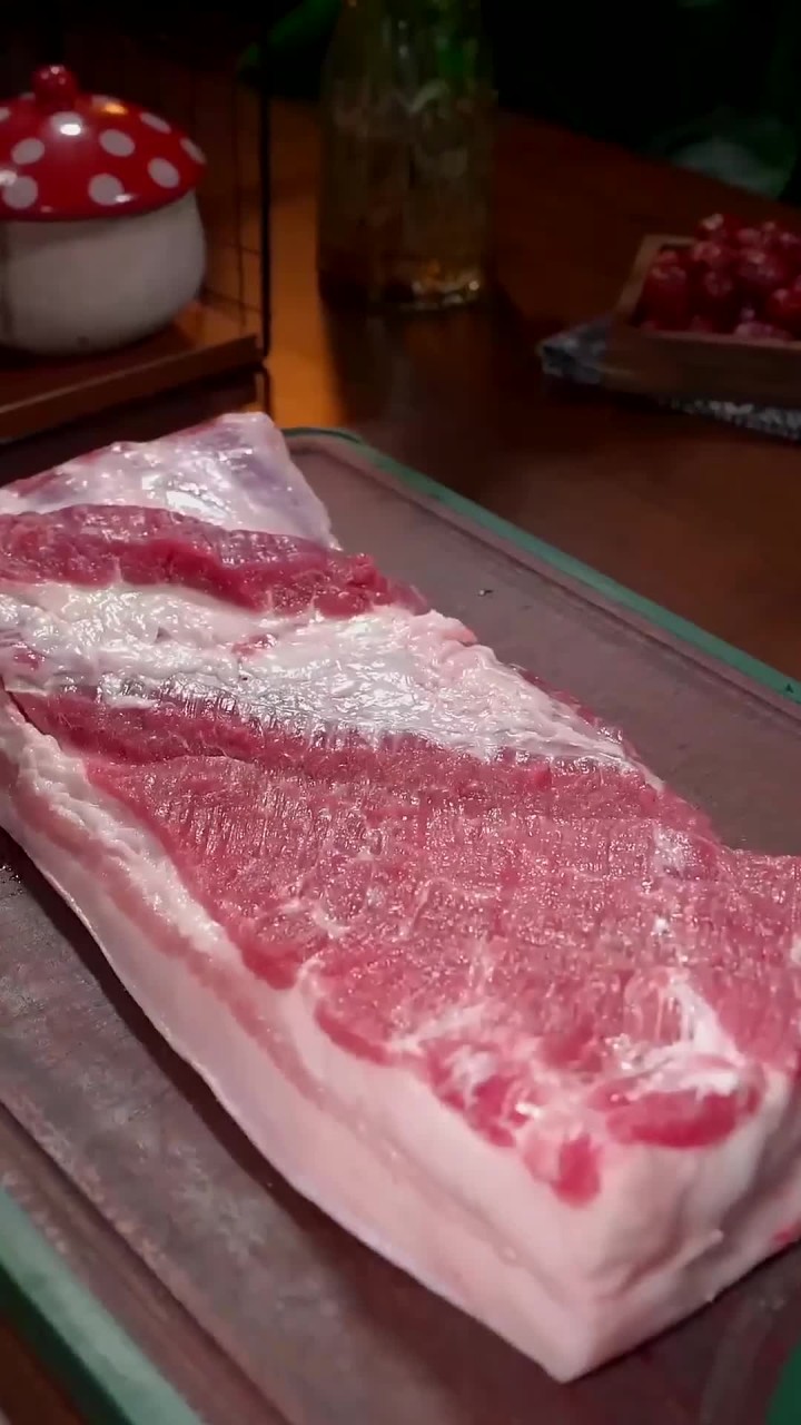 经典的杭帮菜之一梅干菜烧肉,今天分享最家常的做法给大家,口感软糯不腻,梅干菜略带