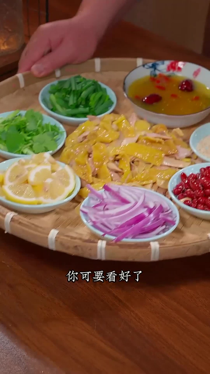 盐焗手撕鸡的详细做法！皮脆肉嫩、鲜嫩又多汁，孩子特别喜欢吃，学会了再也不用去外面