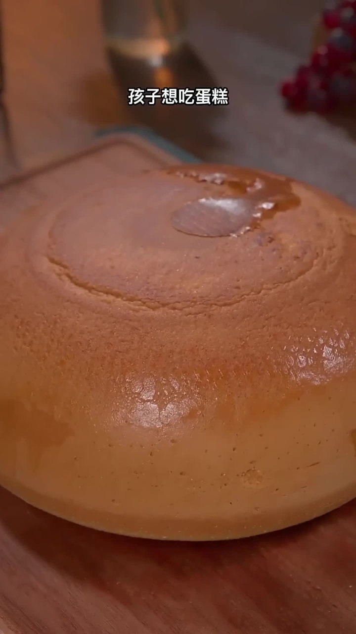 家里有电饭煲就能做蛋糕，蛋黄蛋清不用分离，新手小白也能一次成功，周末空了做给孩子