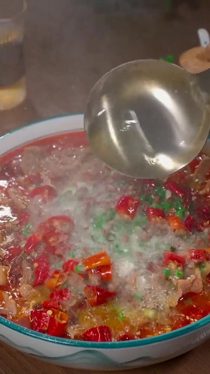 水煮肉片的家常做法,肉片滑嫩,麻辣鲜香,味道比饭店的还好吃!