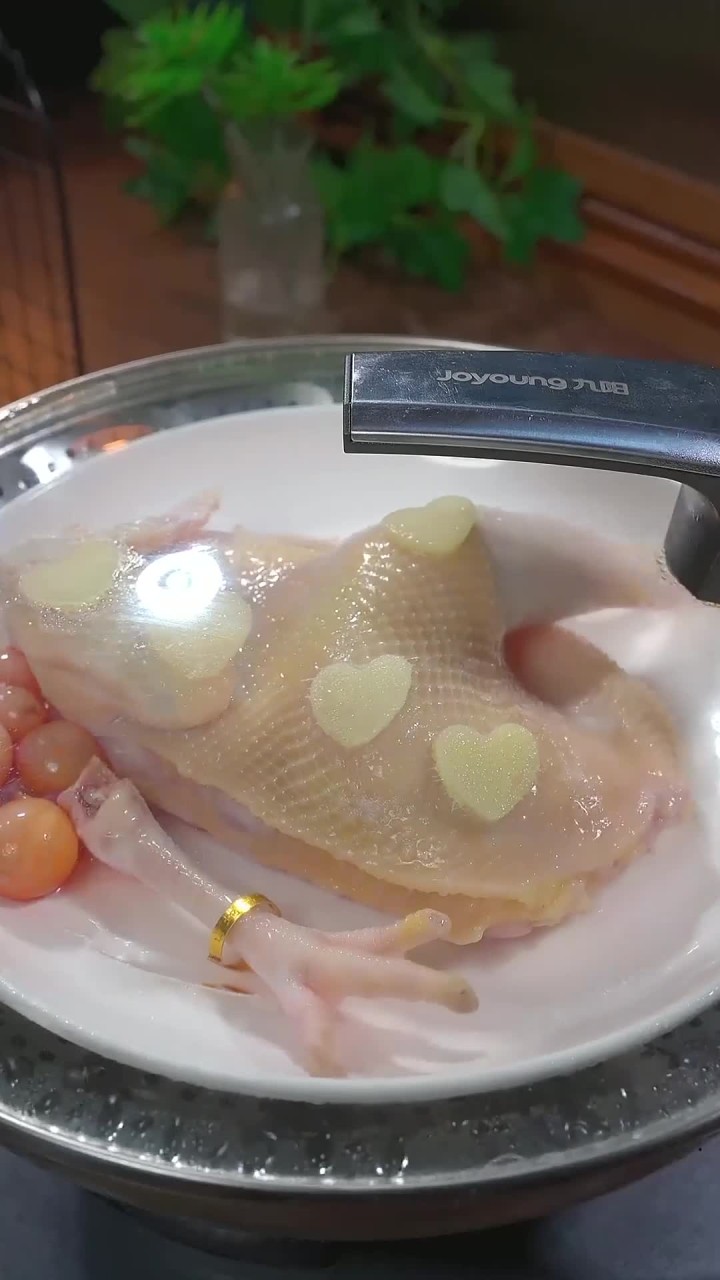 广东粤菜葱油鸡的做法,皮脆肉嫩又多汁,做法简单一看就会～
