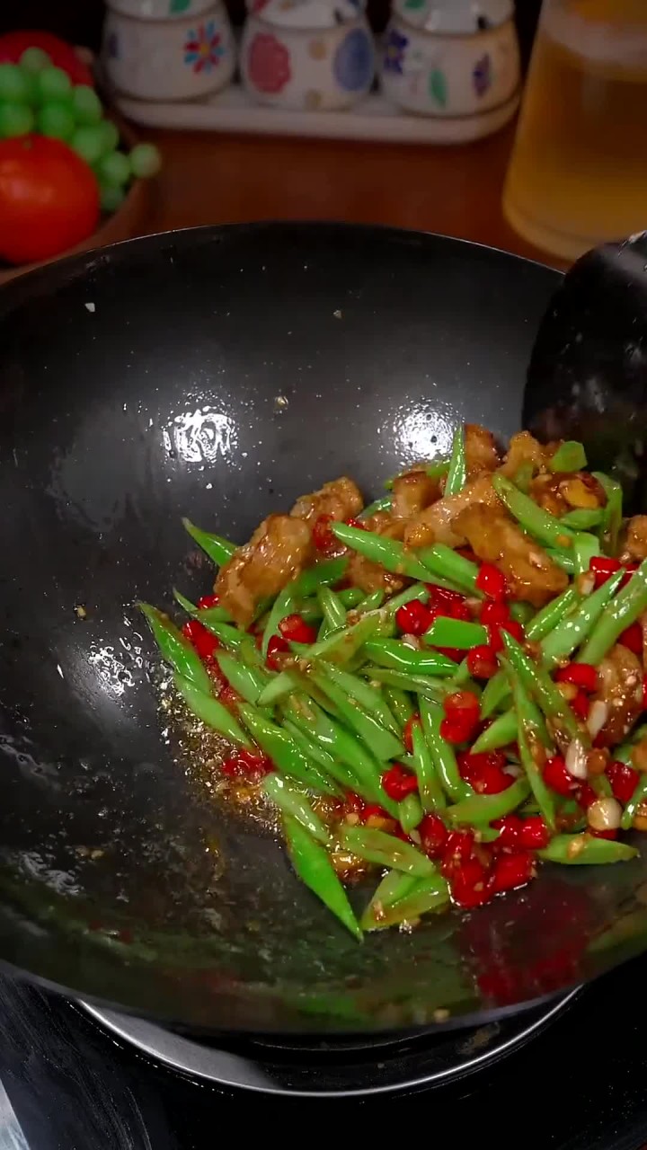 在湖南郴州每个饭店的特色菜一定有四季豆炒油渣,给大家安利一下其特点就是这包脆皮香