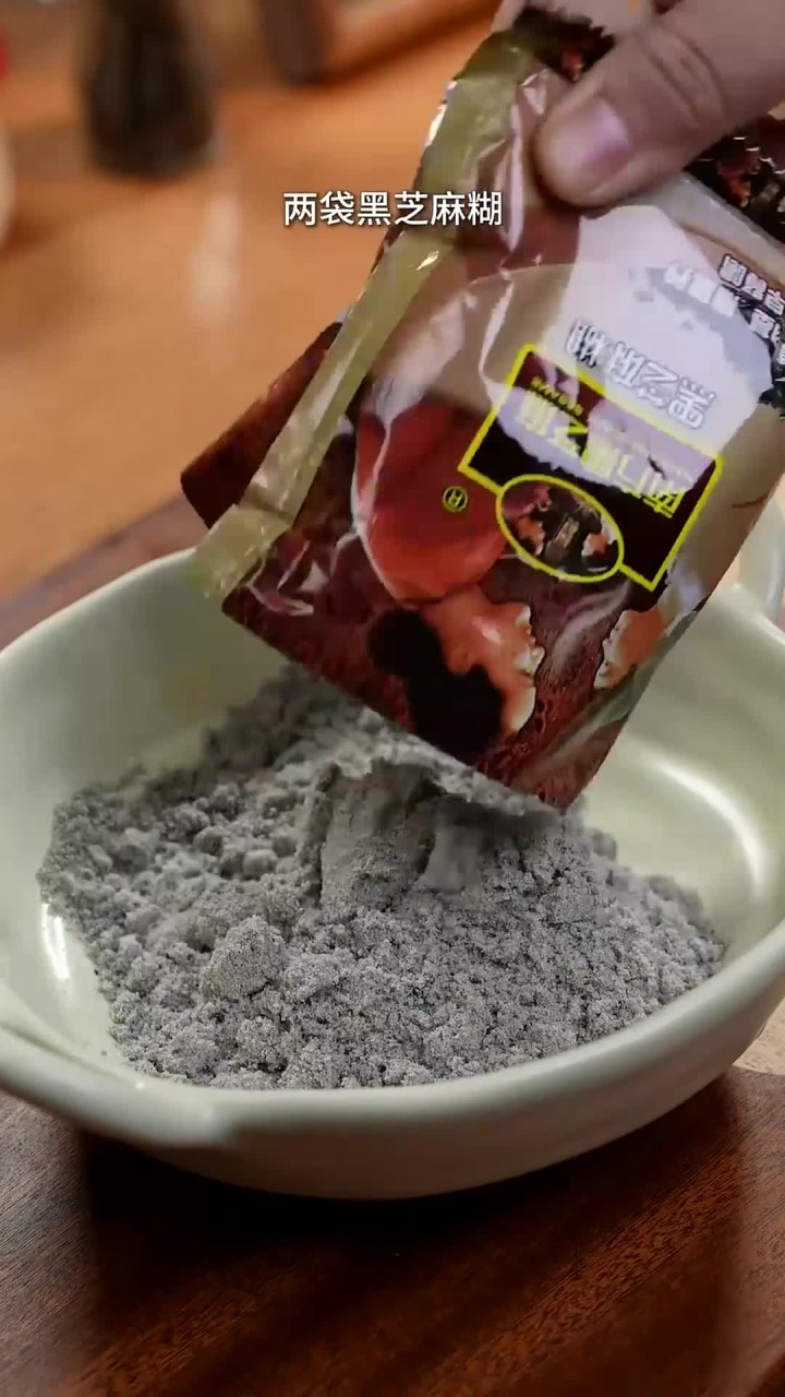 只要把黑芝麻糊搅一搅,就能做成巨香巨香的黑芝麻糊蛋糕