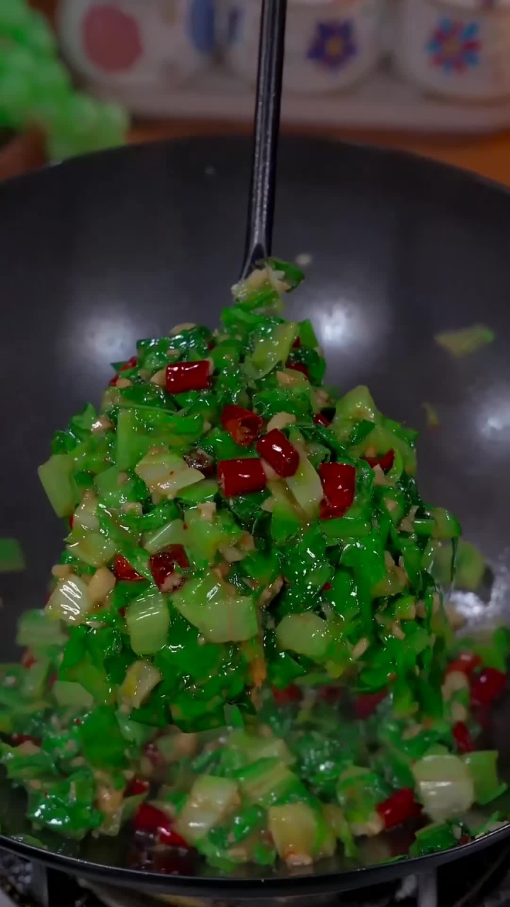 每次买的油麦菜都是清炒,像我这样用豆腐乳炒出来真的好吃,一定试一试