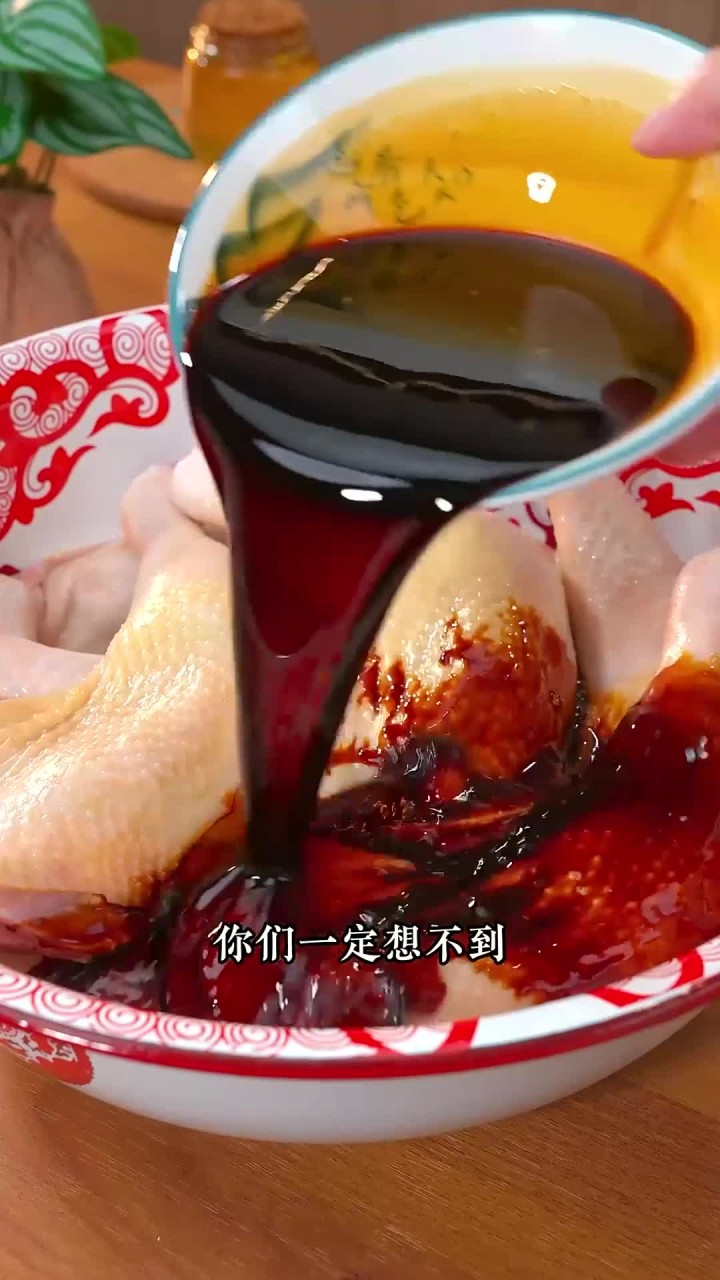 饭店桌桌必点的招牌美食,在家只需一个电饭锅也能轻松做出来,这样做的酱油手撕鸡皮脆