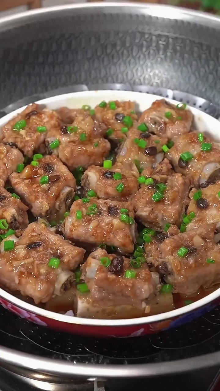 这是我们广东人最爱吃的豆豉蒸排骨,鲜嫩入味,全家人都爱吃~