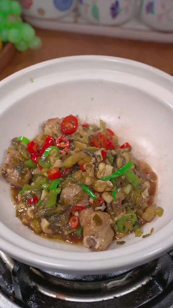 湖南特色菜酸菜小笋焖排骨,酸脆的口感配上有嚼劲的排骨真的非常下饭