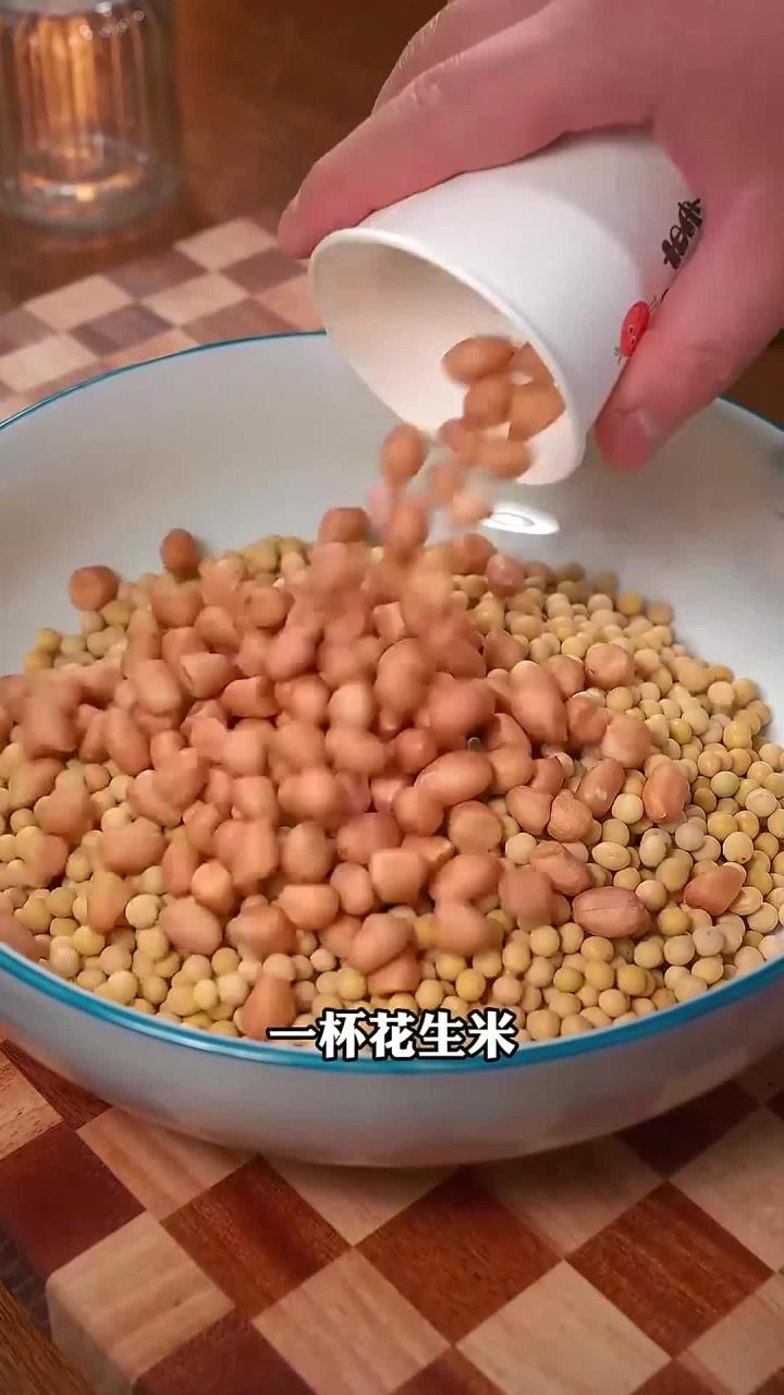 注意家里只要有黄豆和花生米,就能做出豆香浓郁,营养丰富,像果冻一样嫩滑的豆腐脑