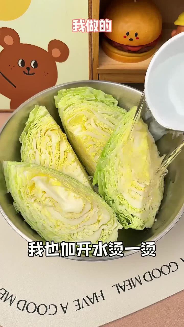 包菜用开水烫一烫，泡一晚上就能变成酸菜？