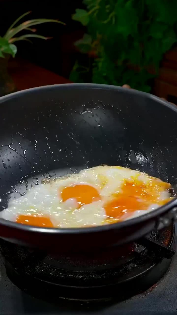家里有孩子的，妈妈们一定要多做这道裙带菜虾仁豆腐汤给孩子喝，汤鲜味美、营养丰富