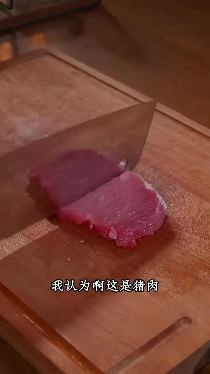 把猪肉用刀背敲一敲,这是最近网上很火的猪肉新吃法,吃起来鲜嫩多汁,葱香浓郁,配上