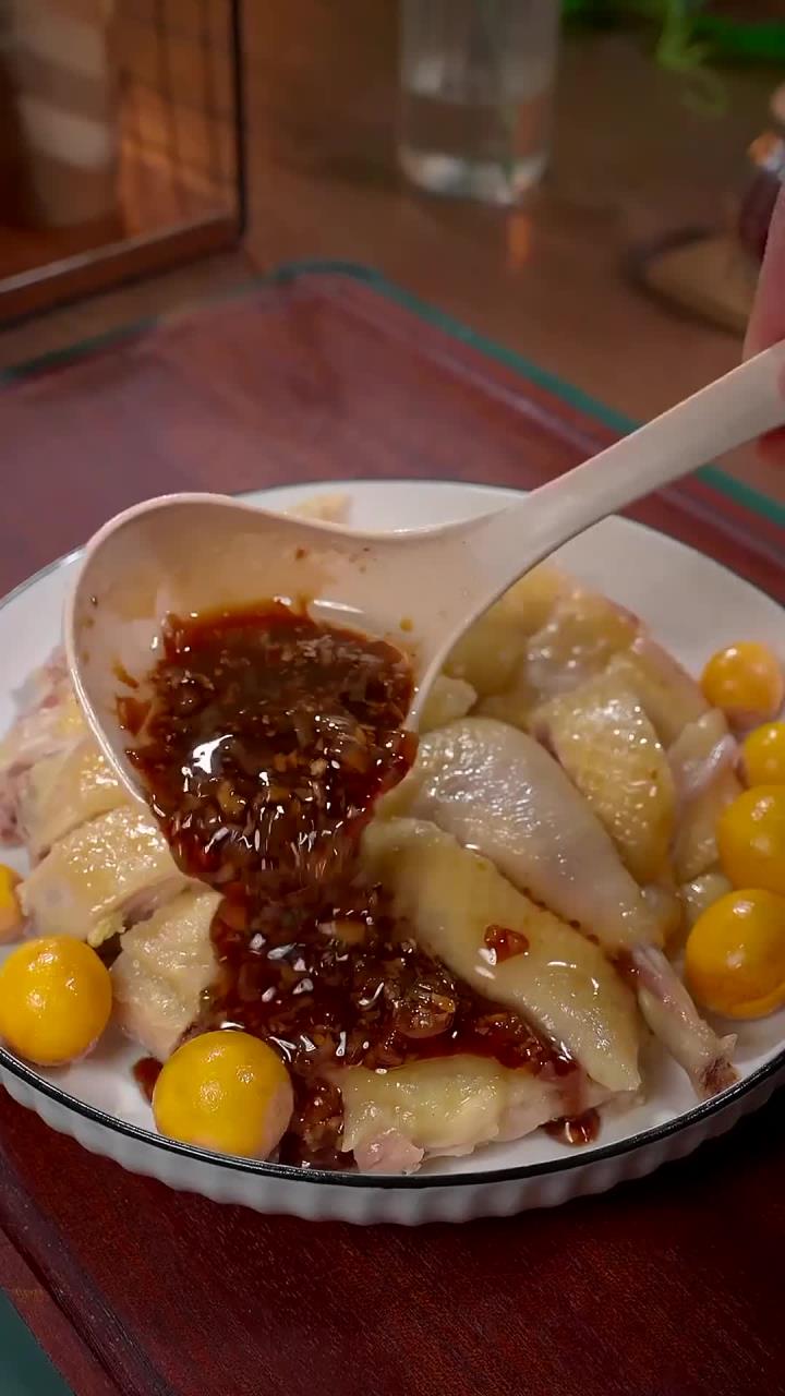 广东粤菜葱油鸡的做法,皮脆肉嫩又多汁,做法简单一看就会～