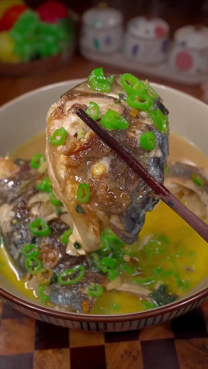 简单的食材不一样的味道,以前在家时妈妈煮的最多就是这道青椒焖鱼头,汤汁泡饭都特别