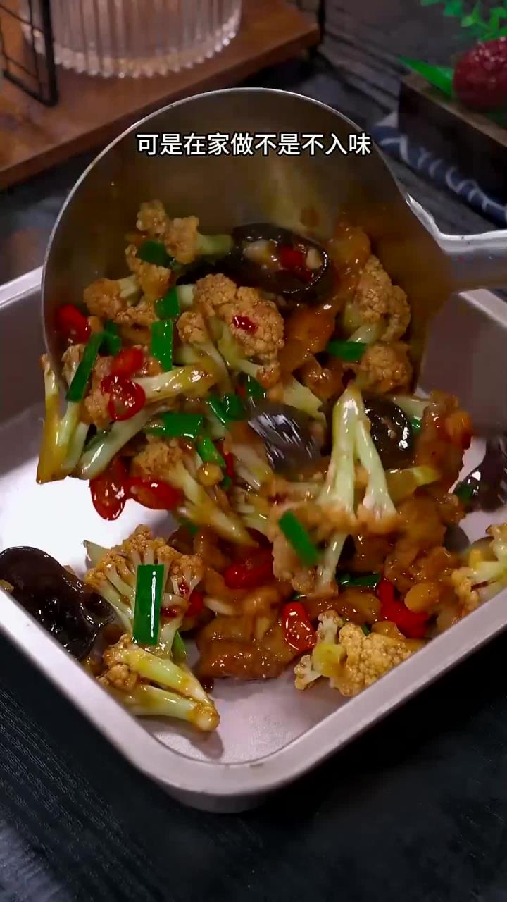 很多人在家做干锅包菜不是不入味,就是硬邦邦的不好吃,今天按照我这个做法脆嫩爽口又