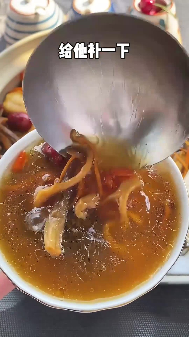 家里有老公的,一定要学会这个菌菇排骨汤给他喝,做法简单又营养~