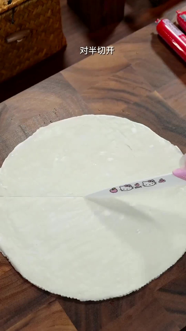 手抓饼的神仙吃法又来啦,我尽然把手抓饼和火腿肠做出花了。又酥又脆好吃到爆