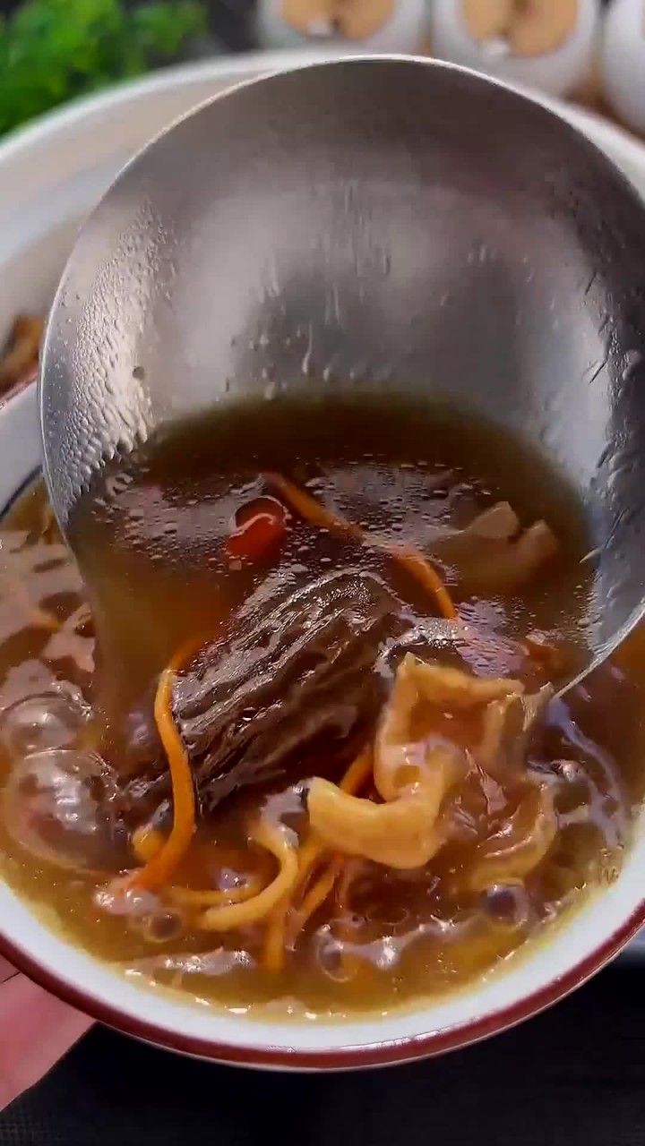 天气一变冷,手脚就会冰凉的,一定要多炖这个羊肉菌菇汤!