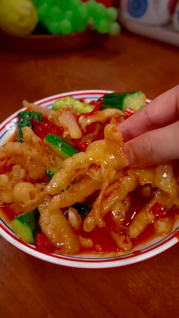 姐妹们、追剧小零食给你们安排上了,酸脆开胃的无骨鸡爪真的好吃到停不下来了
